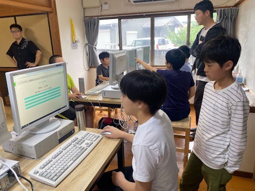 パソコンを使ってクイズゲームをつくる講座の様子。画面にくぎづけです!