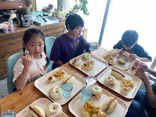 ネコのパンを作って食べる子どもたち。見た目も美味しそう!