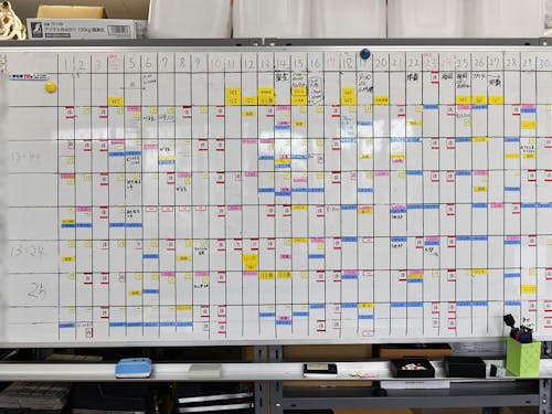 業務は月ごとにシフトを組み、ホワイトボードとマグネットで掲示する
