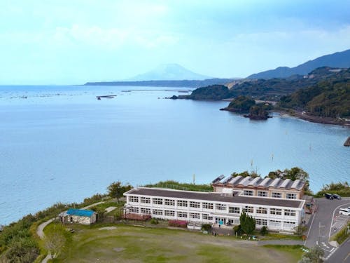 現地視察を行う廃校跡の宿泊施設「ユクサおおすみ海の学校」