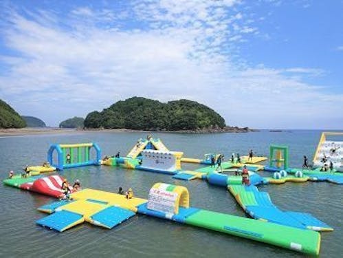 綺麗な海に浮かぶ海上アスレチック