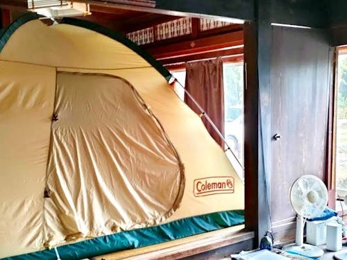 改修に取り掛かる前、テント生活の様子(齋藤さん提供)