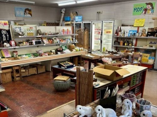 雑貨屋食料品が並ぶ店内