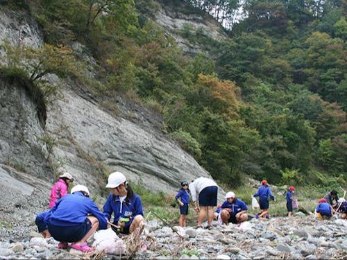 ジオパークで学び楽しむ小学生
