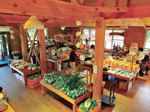 ふるるファーム内の、地元産品が並ぶマーケット