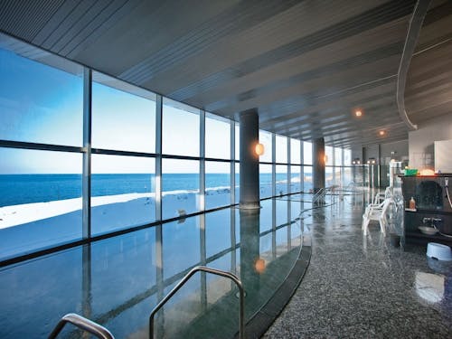 目の前はオホーツク海！ホテル日の出岬の温泉入浴も可能です。（希望制）