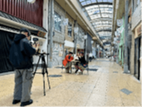 商店街にてダンスプロジェクトのオフショット撮影の様子