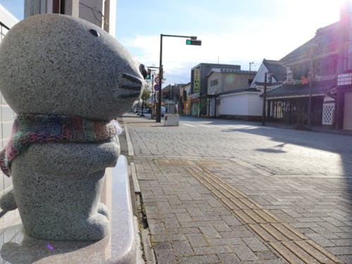 「ぼのぼの」が見守る商店街。加美町は漫画家・いがらしみきお先生の故郷です。