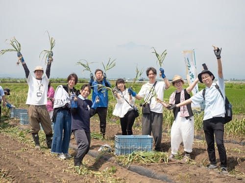 JAと地元農家と連携して、にんにくの収穫体験イベントを開催。県外からの参加者も!