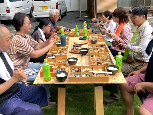 昼食は近くのお試し暮らしの宿 紲yaで