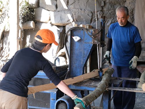 窯に合わせてアラカシの木の長さや太さを調整中の様子