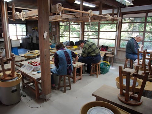 体験教室、定例教室も開催しており、多くの方が陶芸を楽しまれています。