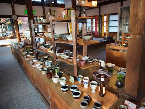 ご自身の活動で作られた作品は、ギャラリー内にて展示販売も可能です。