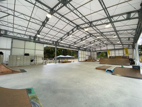 屋根付きの練習場も完備