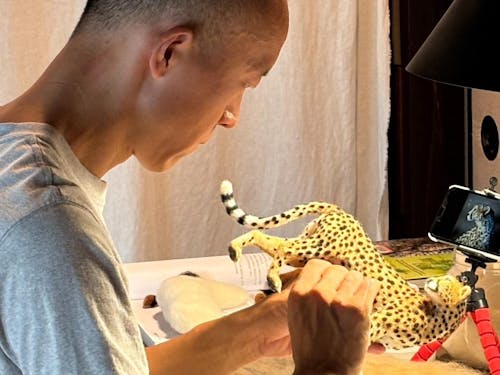 郭さんの創作活動の様子