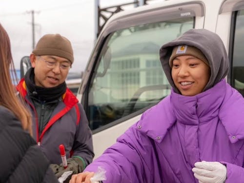 冬の湖畔でイベントを行う湊地区協力隊