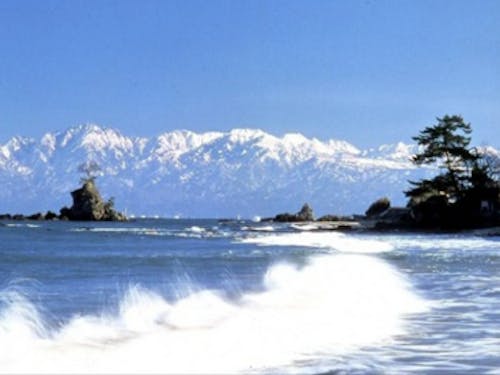 日本の渚百選に選ばれた雨晴海岸