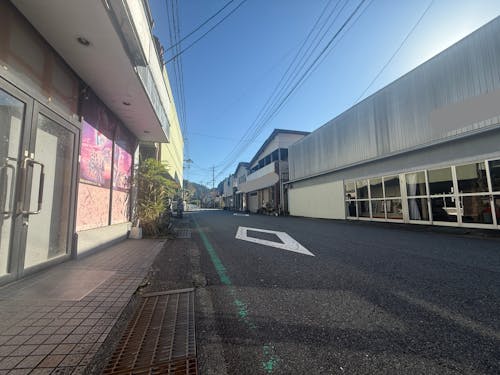 ②かつて賑わいを見せていた町内中心部の商店街もほとんどの店舗が閉業となっています