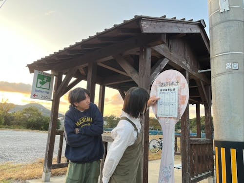 バス停を魅力的にできないか考える大人の島留学生
