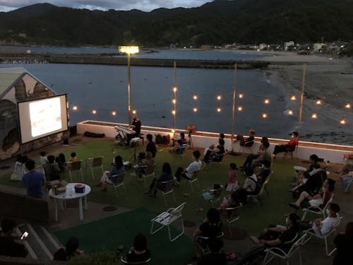 たけの海町マーケットとコラボ開催した野外上映会