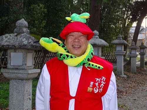 ご要望があれば、ユニークな衣装で団体客の対応をされる宮司 大橋さん