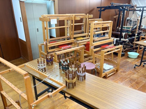 昔ながらの機織りから、さまざまな織機に触れられます