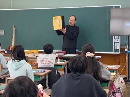 ふるさと教育の一環で、毎年市内小学校で出張授業も行っています。