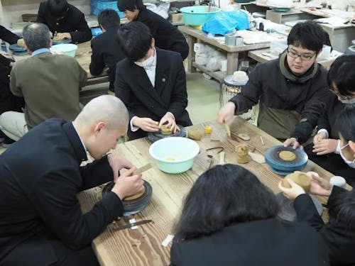 地域探求授業では伝統技術・出石焼の製作を体験