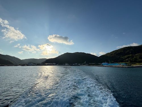 フェリーから島を眺める