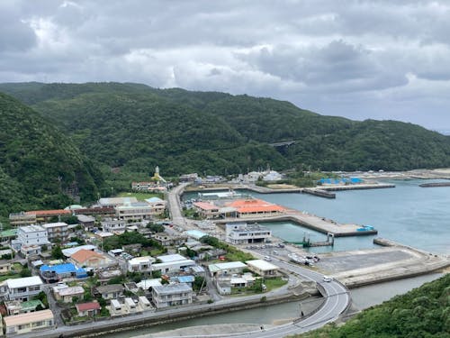 渡嘉敷村を上から眺める（提供:小林茂雄）