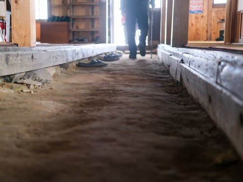 山小屋を通り抜けることができる