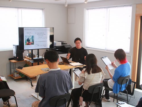 事務所でのミーティング風景