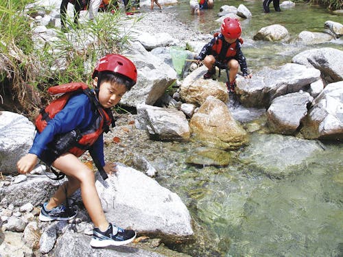 山から流れ出る川の水は夏でも冷たい!河原にはたくさんの発見があります