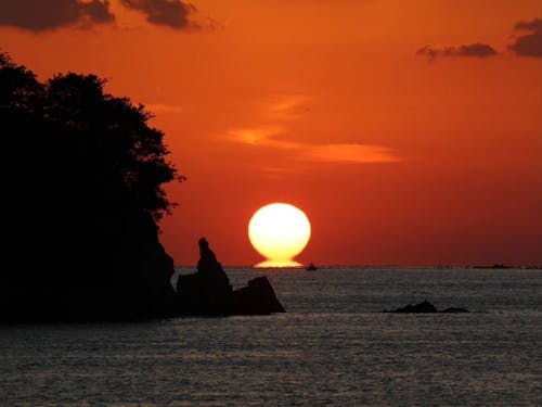 宿毛で冬の風物詩「だるま夕日」 11月~2月にかけて見られる幸運の夕日
