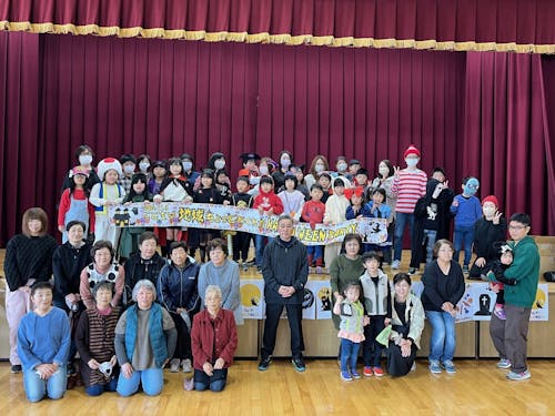 集落で開催したハロウィンパーティーの様子