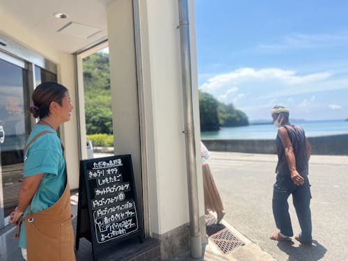 お店の前を通る、島の方々とご挨拶。アットホームなこの島のあたたかさが良いんです。