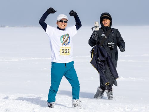 凍った海の上でマラソン大会ができるほど冬は寒い！でも半袖で走っている人も？！