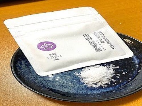 清流安田川から流れ込む栄養豊富な海水を太陽の力で育て上げた完全天日塩です。