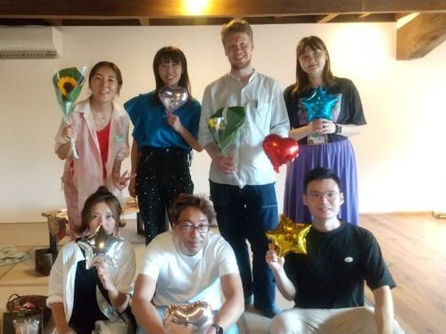 隊員OBOG(後)と活動中隊員(前)