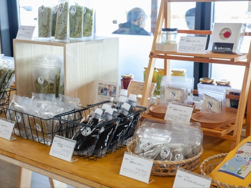 加工施設で試作を重ねて商品化された鹿島市にしかない商品が並びます。