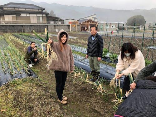 2025年3月ツアー(ねぎ収穫体験の様子)