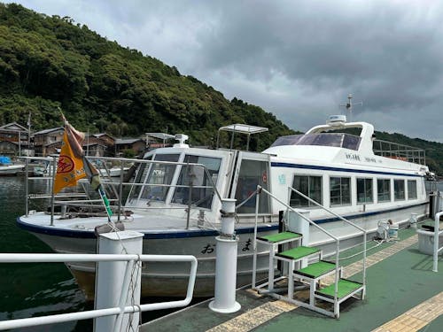 沖島通船。定員50名で1日12便(日祝は10便)の定期船です。