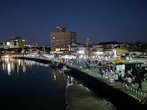 公共空間、親水空間の利活用事業として、15~20店舗の地域事業者が出店