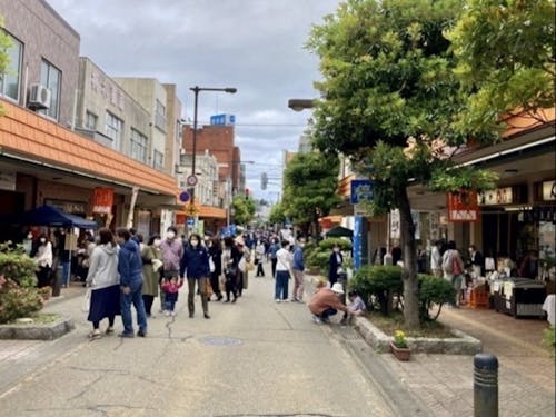 中心市街地活性化施策の運営。 6～11月毎月第一日曜日開催の「酒田北前朝市」