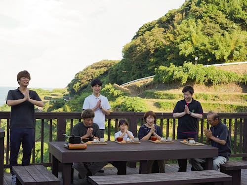 棚田展望台が朝ごはん会の会場。地域の人も、外から来た人も一緒に「いただきます!」