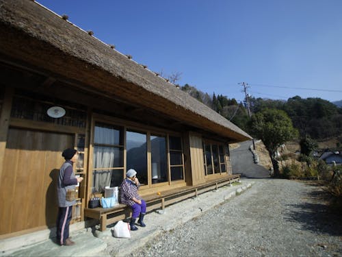 宿の清掃は地元の方と一緒に。終わったら縁側で一息。