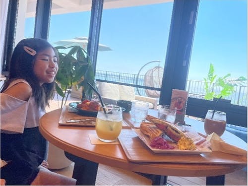 夫と息子が釣りの間、娘と私は海沿いのカフェでランチ♪
