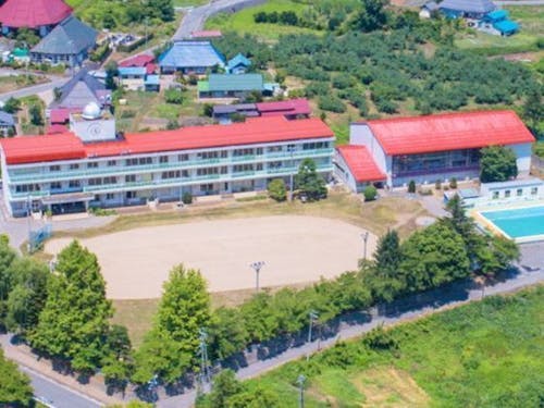 廃校を利用した複合施設「いいづなコネクトEAST」