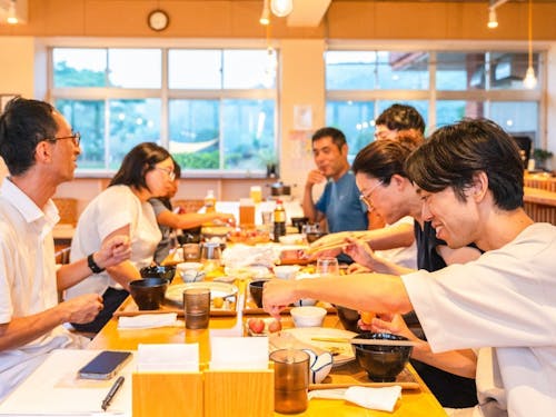 参加者も地元の方も一緒になってご飯 ※写真は夏のツアーの様子