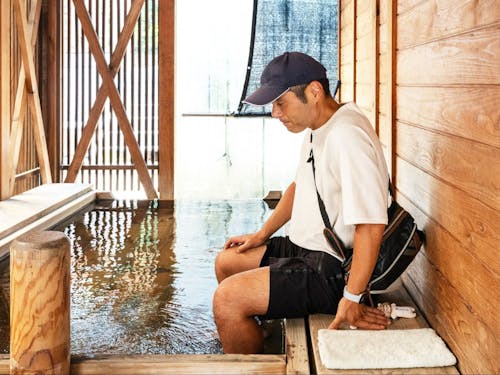 紫尾温泉の足湯でホッと一息 ※写真は夏のツアーの様子
